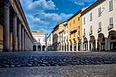 Piazza della Repubblica in Novara mit seinen historischen Gebäuden und dem Portikus der Kathedrale, Novara, Piemont, Italien, Europa