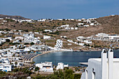Die Bucht am Strand von Ornos von einem Hügel aus, Mykonos, Die Kykladen, Ägäisches Meer, Griechische Inseln, Griechenland, Europa