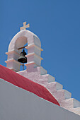 Glockenturm einer traditionellen Kirche am Hang bei Ornos, Mykonos, Die Kykladen, Ägäisches Meer, Griechische Inseln, Griechenland, Europa