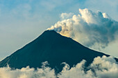 Rauchender Karangetang, ein aktiver Vulkan des Pazifischen Feuerrings, Karangetang, Siau-Insel, Sangihe-Archipel, Sulawesi, Indonesien, Südostasien, Asien