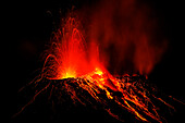 Lavabomben brechen aus mehreren Schloten eines Vulkans aus, der seit mindestens 2000 Jahren aktiv ist, Stromboli, Äolische Inseln, UNESCO-Welterbe, Sizilien, Italien, Mittelmeer, Europa