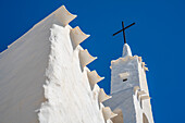 Blick auf eine weißgetünchte Kirche und blauen Himmel, Binibequer Vell, Menorca, Balearen, Spanien, Mittelmeer, Europa