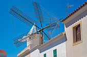 Blick auf weißgetünchte Häuser und Windmühle, Sant Lluis, Menorca, Balearen, Spanien, Mittelmeer, Europa