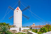 Blick auf die getünchte Windmühle und das Touristeninformationszentrum, Es Castell, Menorca, Balearen, Spanien, Mittelmeer, Europa