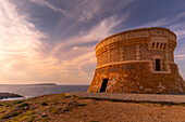 Blick auf den Festungsturm von Fornelles und das Mittelmeer bei Sonnenuntergang in Fornelles, Fornelles, Menorca, Balearen, Spanien, Mittelmeer, Europa