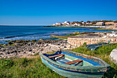 Blick auf Playa Punta Prima und Ruderboot an einem sonnigen Morgen, Punta Prima, Menorca, Balearen, Spanien, Mittelmeer, Europa