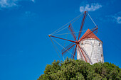 Blick auf eine Windmühle vor blauem Himmel in Es Mercadal, Menorca, Balearen, Spanien, Mittelmeer, Europa
