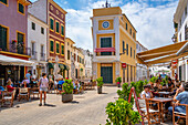 Blick auf das Essen im Freien im Café-Restaurant am Constitution Plaza, Es Mercadal, Menorca, Balearen, Spanien, Mittelmeer, Europa