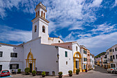 Blick auf Sant Bartomeu de Ferreries am Placa de I'Esglesia, Ferreries, Menorca, Balearen, Spanien, Mittelmeer, Europa
