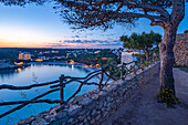 Blick auf den Platja de Cala Galdana in der Abenddämmerung in Cala Galdana, Cala Galdana, Menorca, Balearen, Spanien, Mittelmeer, Europa