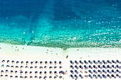Luftaufnahme von Sonnenschirmen am idyllischen, von Wellen umspülten Strand, Kefalonia, Ionische Inseln, Griechische Inseln, Griechenland, Europa