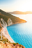 Myrtos Strand bei Sonnenuntergang, Blick von der Küste, Kefalonia, Ionische Inseln, Griechische Inseln, Griechenland, Europa