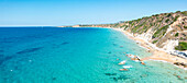 Luftaufnahme des kristallklaren Meeres, das den goldenen Sand des Paliolinos-Strandes umspült, Kefalonia, Ionische Inseln, Griechische Inseln, Griechenland, Europa