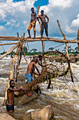 Eingeborene Fischer vom Stamm der Wagenya, Kongo-Fluss, Kisangani, Demokratische Republik Kongo, Afrika