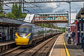 Zug in Richtung Manchester fährt durch den Bahnhof von Macclesfield, Macclesfield, Cheshire, England, Vereinigtes Königreich, Europa