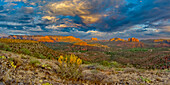 Das Dorf Oak Creek an der Südseite von Sedona vom südlichen Ende des Flughafens Mesa bei Sonnenuntergang gesehen, Arizona, Vereinigte Staaten von Amerika, Nordamerika