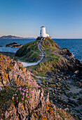 Twr Mawr-Leuchtturm, Insel Llanddwyn (Ynys Llanddwyn), bei Newborough, Anglesey, Nordwales, Vereinigtes Königreich, Europa