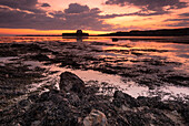 St. Cwyfan's Church auf der Insel Cribinau bei Sonnenuntergang, nahe Aberffraw, Anglesey, Nordwales, Vereinigtes Königreich, Europa