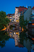 Wohnhäuser entlang der Pegnitz von der Henkersteg-Brücke aus gesehen, Nürnberg, Bayern, Deutschland, Europa