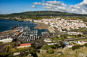 Schildvulkan Serro do Cume und die Stadt Praia da Vitoria, Insel Terceira, Azoren, Portugal, Atlantik, Europa