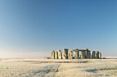 Stonehenge, UNESCO-Weltkulturerbe, in der Morgendämmerung an einem kühlen, frostigen Wintermorgen, Wiltshire, England, Vereinigtes Königreich, Europa