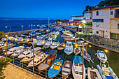 Blick auf Café und Restaurant mit Blick auf den Hafen in der Abenddämmerung, Lovran Dorf, Lovran, Kvarner Bucht, Ost-Istrien, Kroatien, Europa