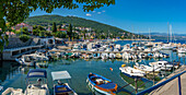 Blick auf Boote im Yachthafen und die Adria bei Icici, Icici, Kvarner Bucht, Kroatien, Europa