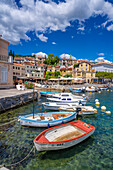 Blick auf Hotels und Kirche mit Blick auf den Yachthafen von Volosko, Kvarner Bucht, Ost-Istrien, Kroatien, Europa
