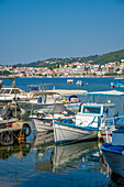 Blick auf Boote und Skiathos-Stadt, Insel Skiathos, Sporaden-Inseln, Griechische Inseln, Griechenland, Europa