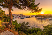 Blick auf den alten Hafen von Belvedere Skiathos von einer erhöhten Position bei Sonnenaufgang in Skiathos-Stadt, Insel Skiathos, Sporaden, Griechische Inseln, Griechenland, Europa