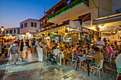 Belebte Straße und Nachtleben in Skiathos-Stadt, Skiathos-Insel, Sporaden-Inseln, Griechische Inseln, Griechenland, Europa