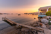 Blick auf Boote und Restaurants in Skiathos-Stadt bei Sonnenuntergang, Insel Skiathos, Sporaden-Inseln, Griechische Inseln, Griechenland, Europa