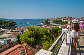 Besucher betrachten die Altstadt von oben, Skiathos-Stadt, Insel Skiathos, Sporaden, Griechische Inseln, Griechenland, Europa