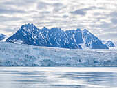 Ein Blick auf den Lilliehookbreen (Lilliehook-Gletscher) auf der Nordwestseite von Spitzbergen, Svalbard, Norwegen, Europa