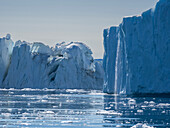 Ein Wasserfall aus schmelzenden Eisbergen aus dem Ilulissat-Eisfjord etwas außerhalb der Stadt Ilulissat, Grönland, Dänemark, Polarregionen