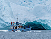 Touristen, die eine Eistour in einem kleinen Boot unternehmen und Eisberge aus dem Ilulissat-Eisfjord beobachten, kurz vor Ilulissat, Grönland, Dänemark, Polarregionen