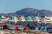 Ein Blick auf bunt bemalte Häuser in der Stadt Ilulissat, Grönland, Dänemark, Polarregionen