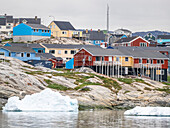 Ein Blick auf bunt bemalte Häuser in der Stadt Ilulissat, Grönland, Dänemark, Polarregionen