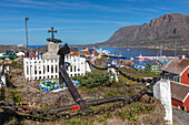 Ein Blick auf das Denkmal für die gefallenen Kriegshelden in der Stadt Sisimiut, Grönland, Dänemark, Polarregionen