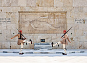 Wachablösung vor dem Denkmal für den Unbekannten Soldaten, Syntagma-Platz, Athen, Attika, Griechenland, Europa