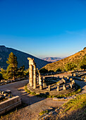 Tholos von Delphi, Tempel der Athena Pronaia, Sonnenaufgang, Delphi, UNESCO-Welterbestätte, Phokis, Griechenland, Europa