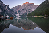 Pragser Wildsee in der Morgendämmerung, Dolomiten, Südtirol, Italien, Europa
