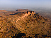 Eine riesige Felsklippe und Schlucht bei Kamour, Mauretanien, Sahara-Wüste, Westafrika, Afrika