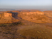 Eine riesige Felsklippe und Schlucht bei Kamour, Mauretanien, Sahara-Wüste, Westafrika, Afrika