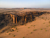 Eine Gruppe eigentümlicher Felsformationen zwischen Kiffa und Ayoun, Mauretanien, Sahara-Wüste, Westafrika, Afrika