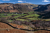 Die Dörfer Rosthwaite und Stonethwaite unterhalb von Ullscarf und Borrowdale Fells, Borrowdale Valley, Lake District National Park, UNESCO-Welterbe, Cumbria, England, Vereinigtes Königreich, Europa