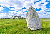 Der Heel-Stein und das prähistorische Monument von Stonehenge, UNESCO-Weltkulturerbe, bei Amesbury, Wiltshire, England, Vereinigtes Königreich, Europa