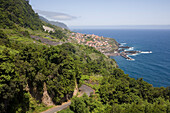 Alte Küstenstraße und Seixal von der Aussichtsplattform Veu da Noiva an der Nordküste Madeiras aus gesehen, Madeira, Portugal, Atlantik, Europa