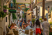 Blick auf ein Essen im Freien in einer engen Straße, Skiathos-Stadt, Insel Skiathos, Sporaden, Griechische Inseln, Griechenland, Europa