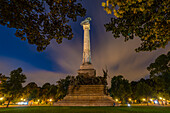 Blick auf das Denkmal für die Helden des Halbinselkriegs bei Nacht, Porto, Norte, Portugal, Europa